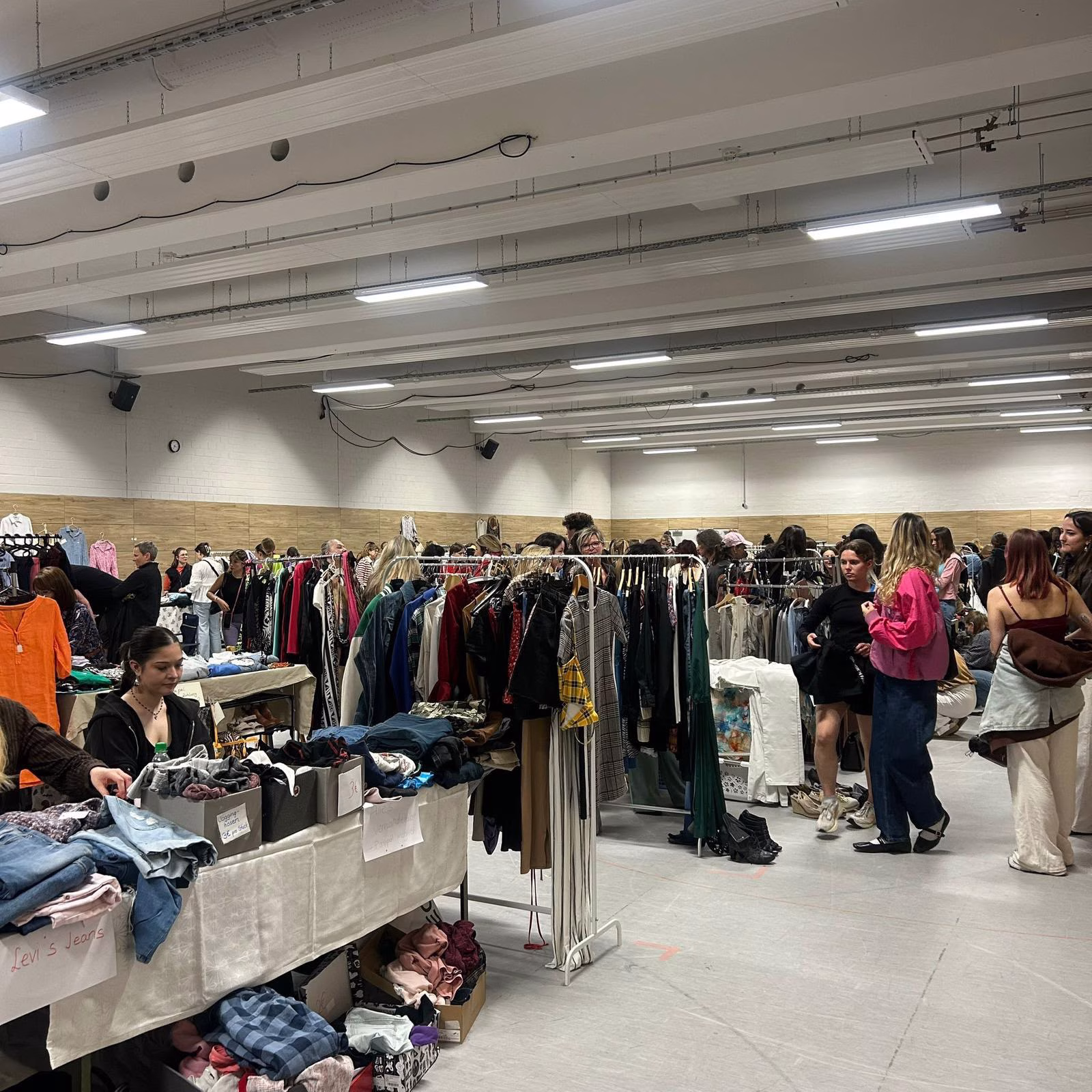 Besucher auf einem regionalen Markt